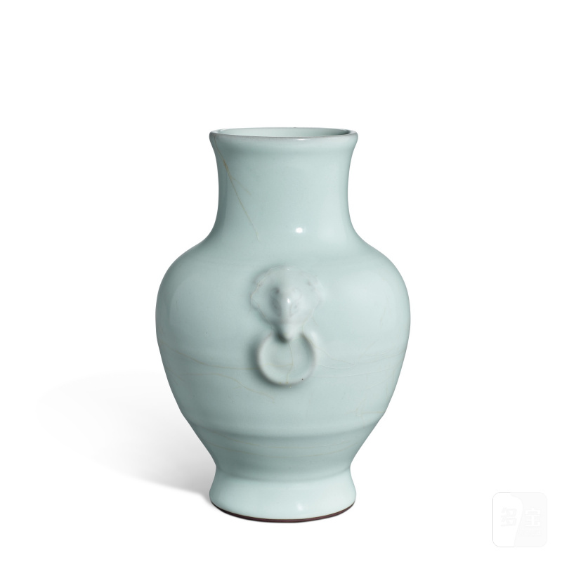 A guan-type 'mask' vase, hu, Seal mark and period of Qianlong | 清乾隆 仿官釉鋪首耳壺 《大清乾隆年製》款 - 图2